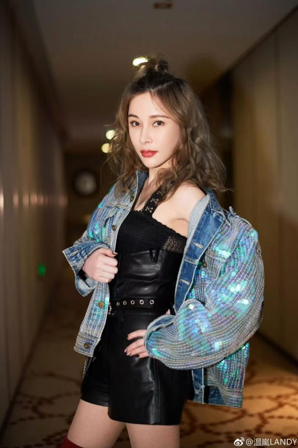 歌手温岚进ICU3天 经纪人：仍未脱险 病魔中挂念工作