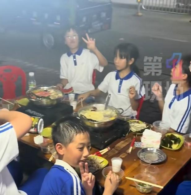 男子给邻桌过生日小朋友送饮料